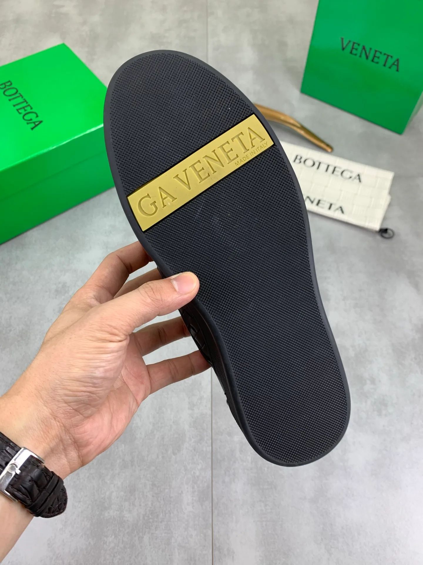 Factory price P720 💰Top quality💎💎💎 BOTTEGA VENETA official website synchronous couple👫The latest top version of the highest version of BV high-top casual shoes in the market, accept material comparison, shoe type comparison, process comparison, practical and textured, versatile, suitable for any occasion, the more you look at it, the more flavorful it becomes. Pure hand-woven craftsmanship - upper material, imported original woven calfskin - high-quality water-dyed cowhide inside - original private model customized outsole -Size: male 39-44 (customized 38 45 46) female 35-39 (customized 34 40 41) Comes with original BV green box, complete packaging.